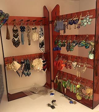 Earring stand, hinged
