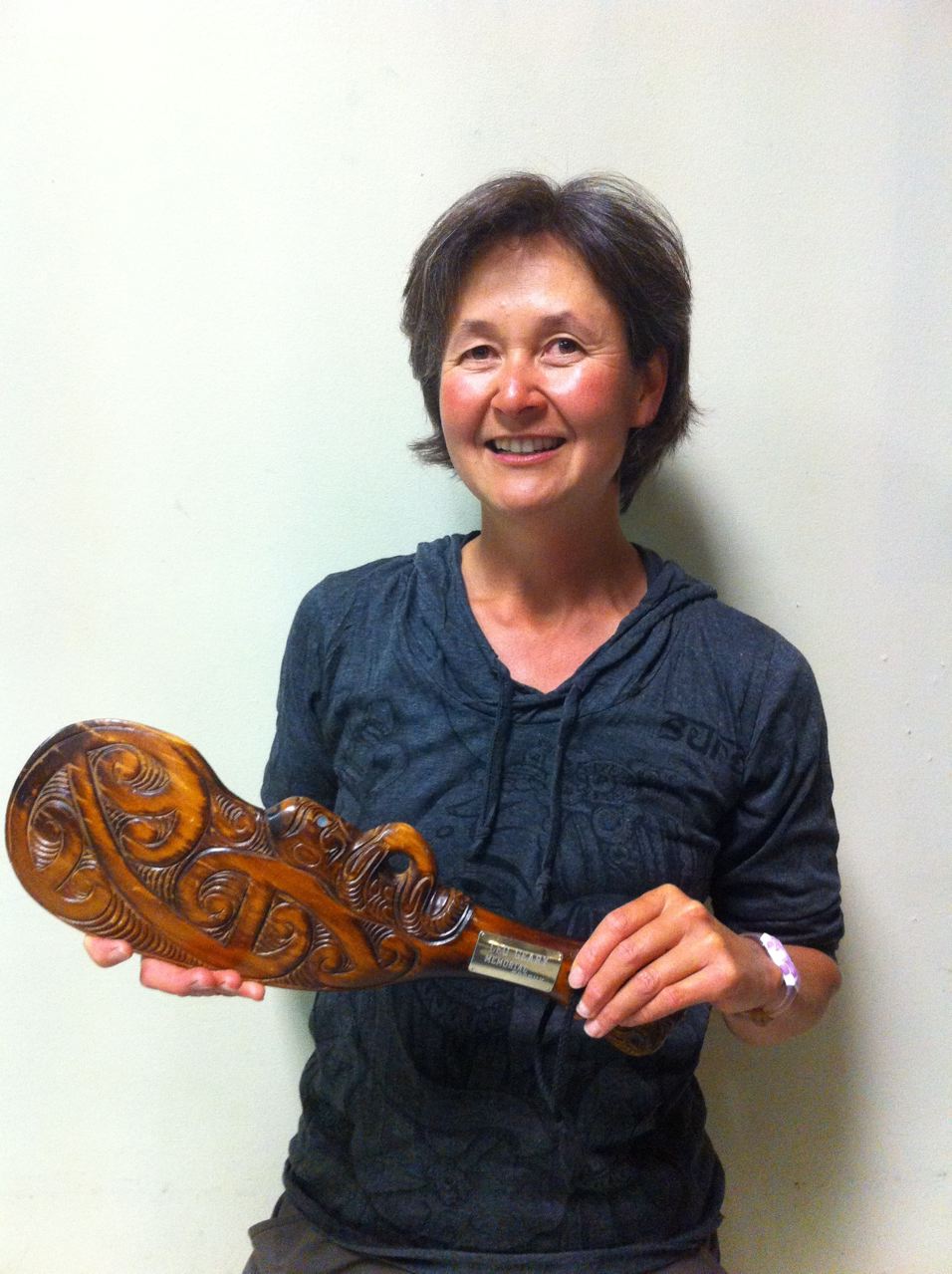 Sandy Wong with Leo Geary Memorial Trophy. Photo by Kris Ericksen.
